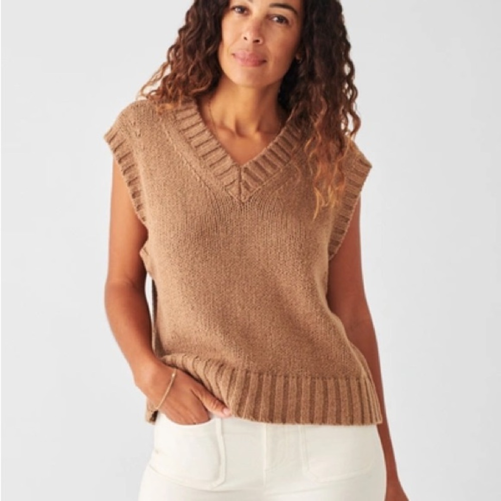 NEW Faherty Sweater Vest Flecked Camel Brown V-Neck Knit | Small